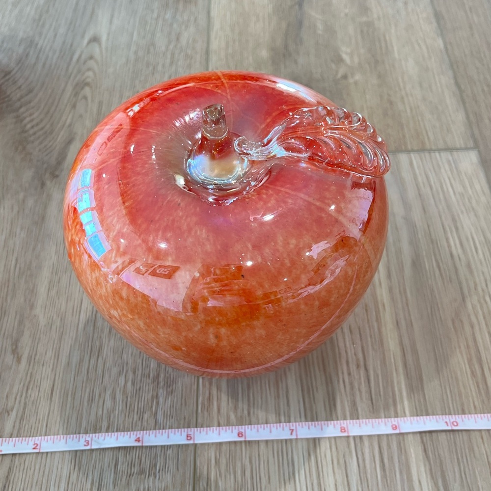 Elegant Murano Style Glass Apple Sculpture in Red and Orange - Picture 3 of 4